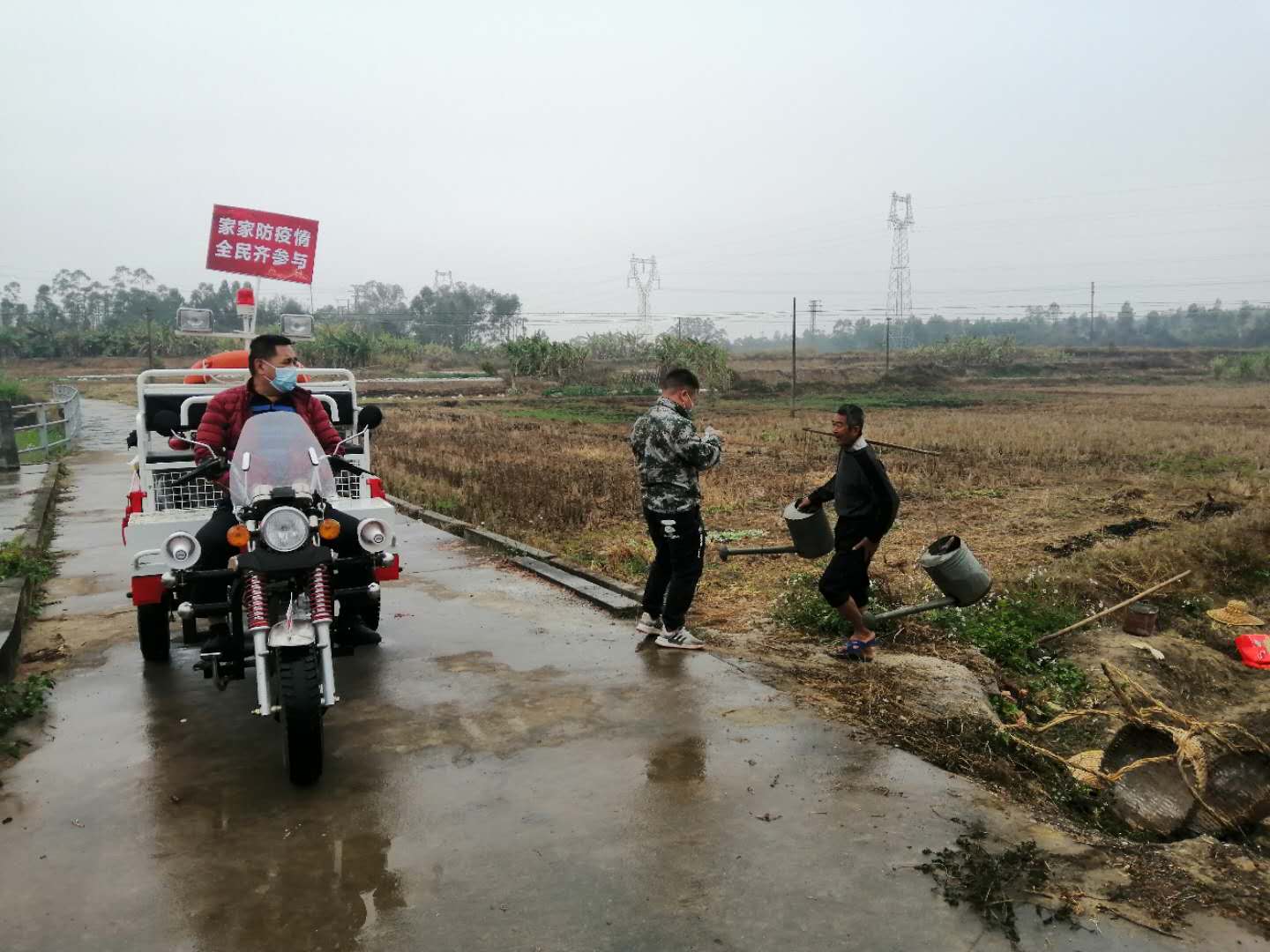 關寧賜同志駕駛著宣傳車在村中、田頭宣傳防控防護知識.jpg