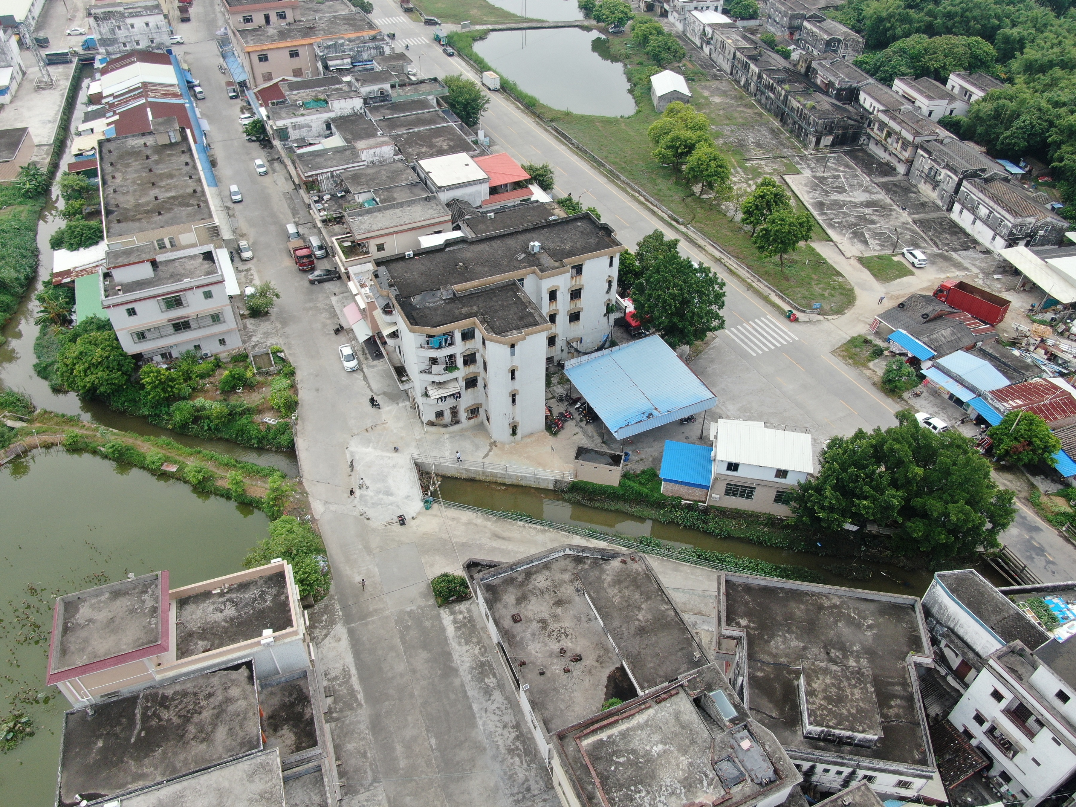 金雞鎮(zhèn)中心小學北門通道橋梁（擴建后）.jpg