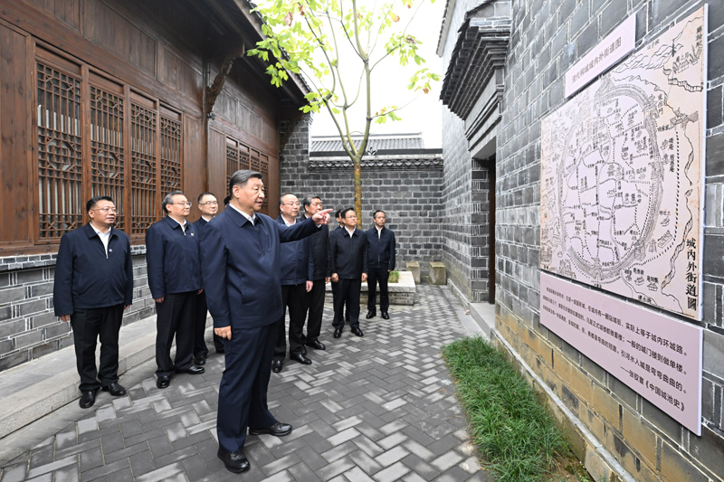 10月17日至18日，中共中央總書記、國家主席、中央軍委主席習近平在安徽考察。這是17日下午，習近平在安慶桐城市六尺巷考察。