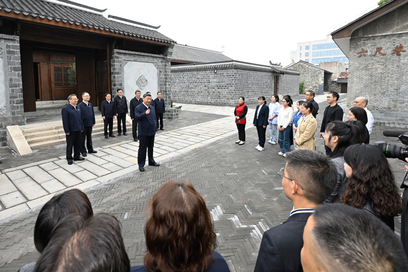 10月17日至18日，中共中央總書記、國家主席、中央軍委主席習近平在安徽考察。這是17日下午，習近平在安慶桐城市六尺巷考察時，同當?shù)鼐用窈陀慰陀H切交流。